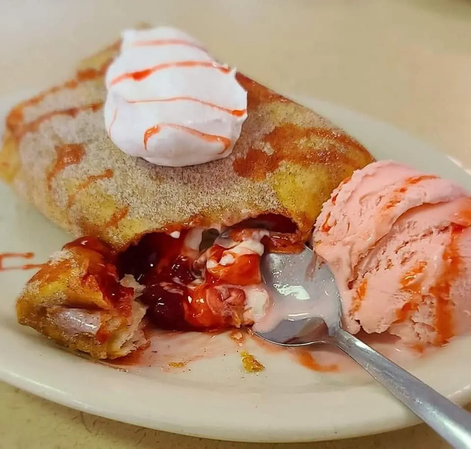 Chimi frito de cheesecake de fresa con helado