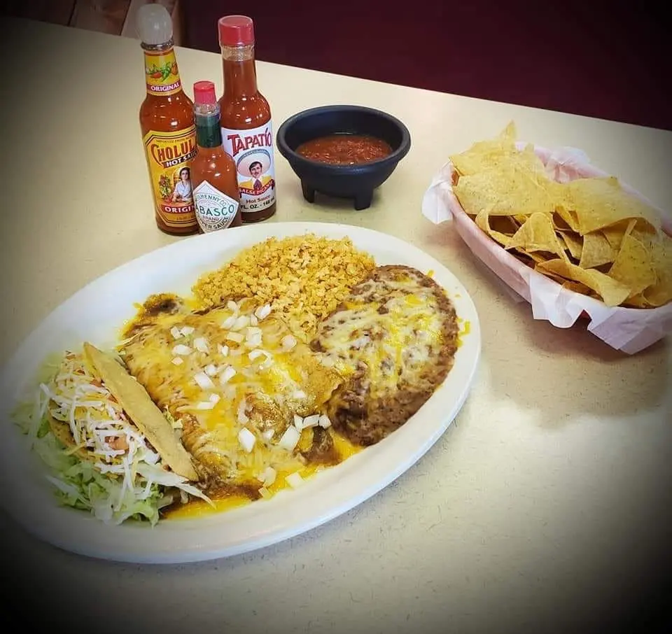 Plato combinado de enchiladas con arroz y frijoles