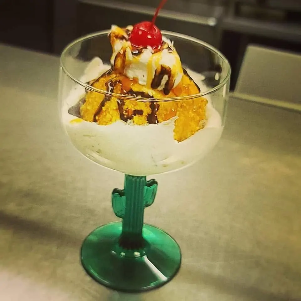 Helado frito en copa de cactus